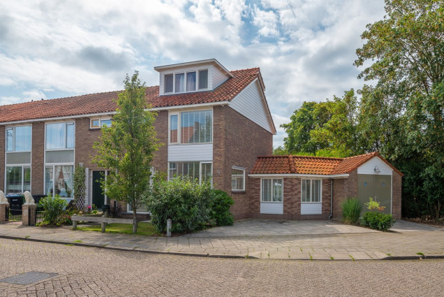 Raadhuisstraat 8, 1551 CD Westzaan, Nederland